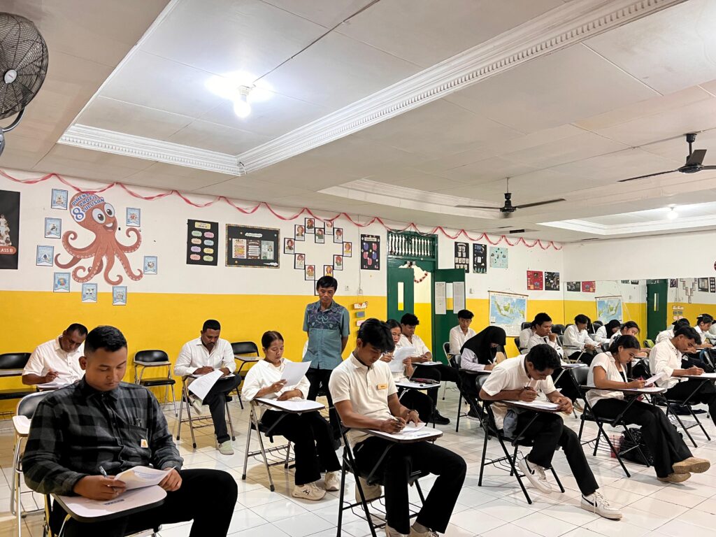 Pelaksanaan Ujian Pendidikkan Kesetaraan Paket C Setara SMA dihari pertama