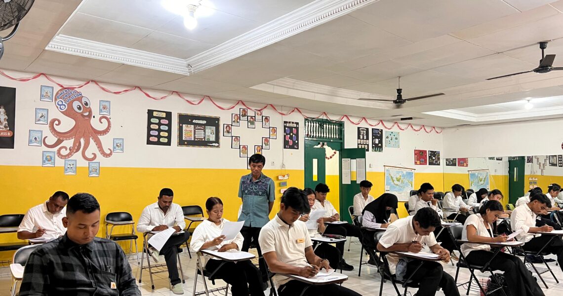 Pelaksanaan Ujian Pendidikkan Kesetaraan Paket C Setara SMA dihari pertama