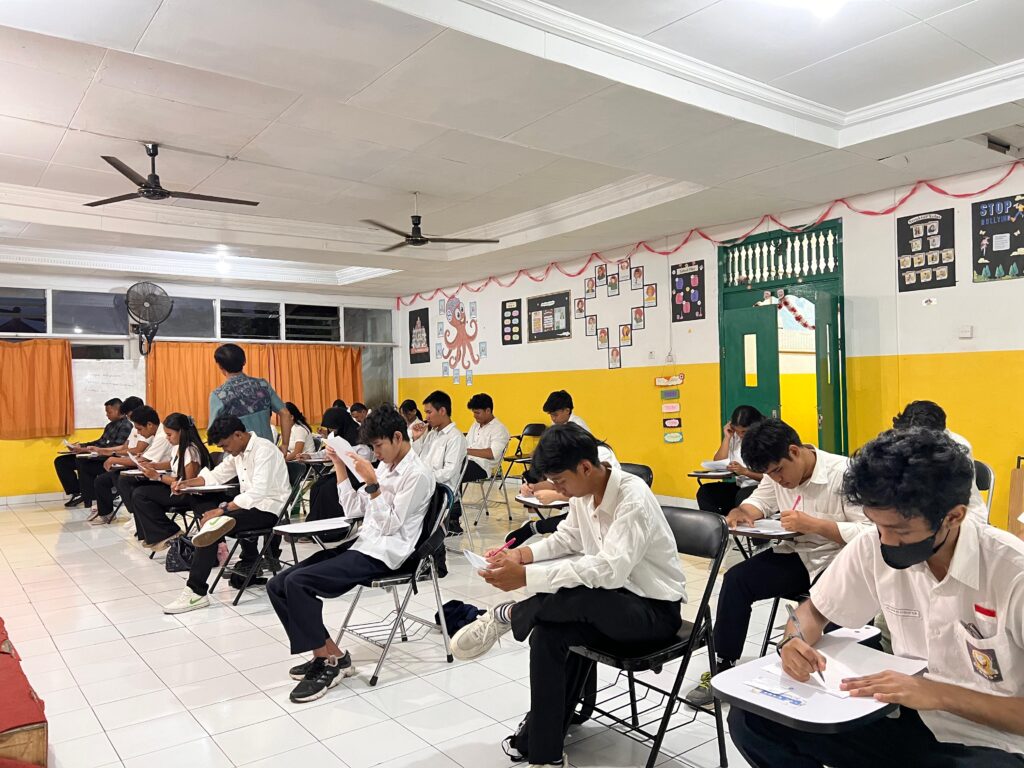 Pelaksanaan Ujian Pendidikkan Kesetaraan Paket C Setara SMA dihari pertama