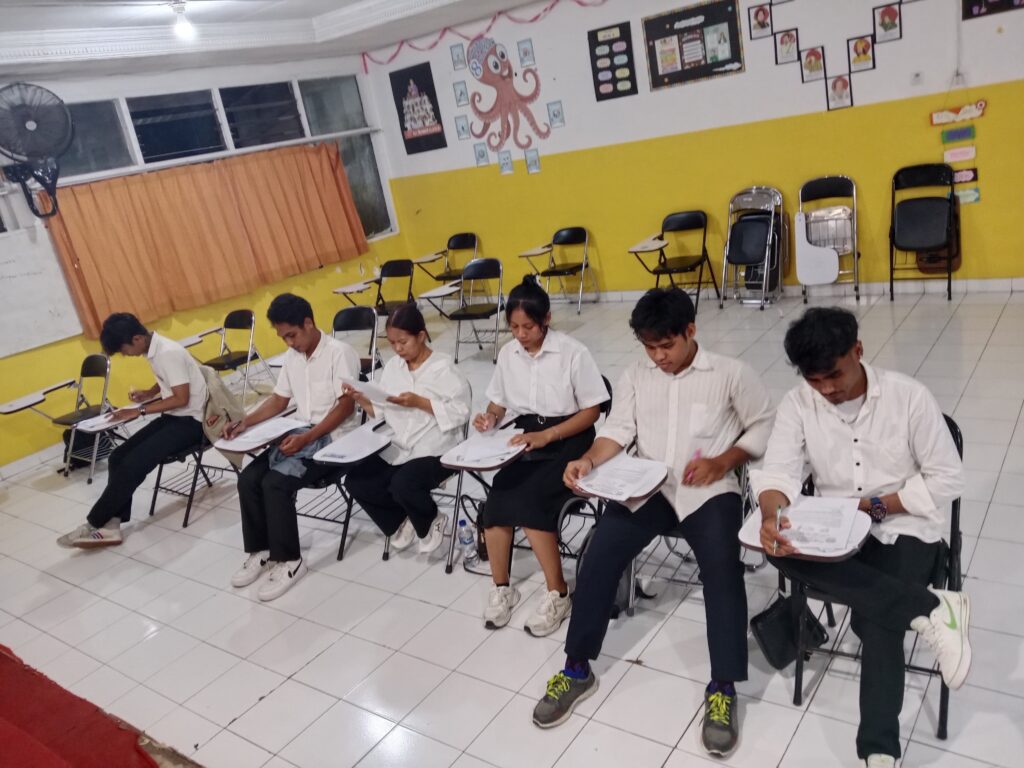 Pelaksanaan Ujian Pendidikkan Kesetaraan Paket C Setara SMA dihari pertama